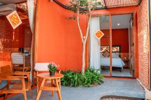 een patio met een tafel en stoelen en een slaapkamer bij TRUONG PHU HOUSE - HOTEL & APARTMENT in Hue