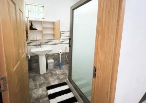 La salle de bains est pourvue d'un lavabo et d'un miroir. dans l'établissement 3 bedroom Villa - Private and Spacious, à Pointe aux Cannoniers