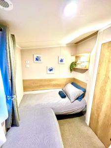 ein kleines Zimmer mit einem kleinen Bett darin in der Unterkunft The Beach Retreat in Par