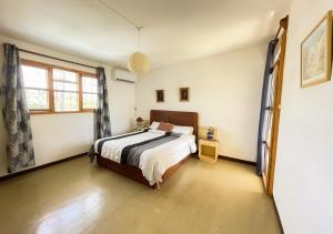 - une chambre avec un lit et une grande fenêtre dans l'établissement 3 bedroom Villa - Private and Spacious, à Pointe aux Cannoniers