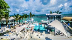 查汶的住宿－蘇梅島康鮑海灘酒店，享有度假村游泳池的顶部景致