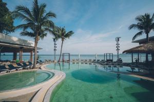 Bazén v ubytování Combo Beach Hotel Samui nebo v jeho okolí
