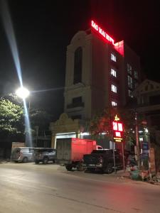 Diễn ChâuにあるSAO MAI Dien Chau Hotelの夜間の建物前に停車するトラック