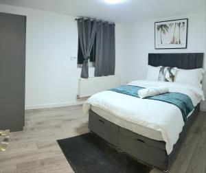 una camera con un grande letto e una finestra di Holiday Let - Entire modern home in Medway a Gillingham