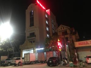 um edifício com um letreiro de néon à noite em SAO MAI Dien Chau Hotel em Diễn Châu