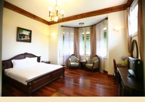 Postel nebo postele na pokoji v ubytování Dalat Cadasa Resort