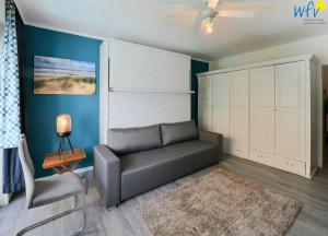 ヴァンガーオーゲにあるHaus Meeresluft - Ferienwohnung 2のリビングルーム(ソファ、クローゼット付)