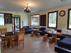Posezení v ubytování ECO VILLA OLYMPUS with sauna and swimming pool