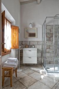 La salle de bains est pourvue d'un lavabo et d'une douche en verre. dans l'établissement Casa Cantagalli, à Tavarnuzze
