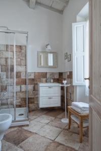 ein Bad mit einer Dusche und einem Waschbecken in der Unterkunft Casa Cantagalli in Tavarnuzze