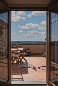 einen Blick vom Balkon eines Hauses mit einem Tisch und Stühlen in der Unterkunft Casa Cantagalli in Tavarnuzze