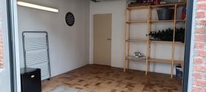 an empty room with a door and a shelf at Casa Maris - Het huis van de zee - Viersterrenverblijf in Nieuwpoort