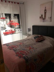 sypialnia z łóżkiem i oknem z czerwonym samochodem w obiekcie Bonito piso calle barcelona con ascensor. w mieście Águilas +4 zdjęcia