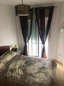 Łóżko lub łóżka w pokoju w obiekcie Bonito piso calle barcelona con ascensor.