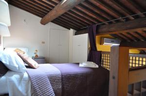 A bed or beds in a room at Casa Vacanze Mazzanti