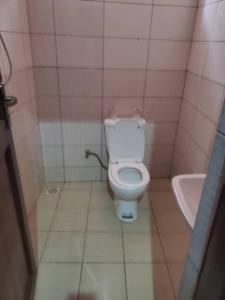een kleine badkamer met een toilet en een wastafel bij Suzie hotel Kampala Uganda old twon in Kampala