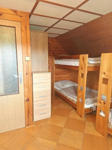 Zimmer mit 2 Etagenbetten in einer Hütte in der Unterkunft Jirkova chata in Lipová-lázně