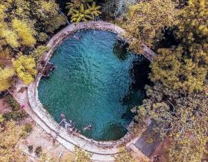 uma vista superior de uma grande piscina de água em La Fogata em Machalilla