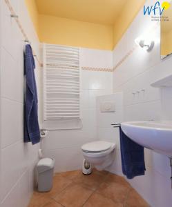 une salle de bain blanche avec un lavabo et des toilettes dans l'établissement Haus am alten Leuchtturm Ferienwohnung 8, à Wangerooge 16 autres photos