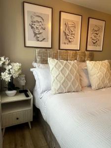 伯明罕的住宿－Birminghams Finest，卧室配有一张墙上三幅照片的床