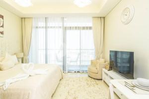 TV a/nebo společenská místnost v ubytování Elegant Studio at Aykon City Tower - C