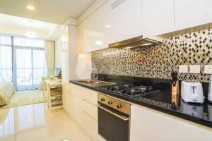 Kuchyň nebo kuchyňský kout v ubytování Elegant Studio at Aykon City Tower - C