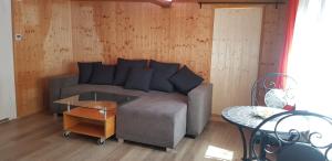 ein Wohnzimmer mit einem Sofa und einem Tisch in der Unterkunft Hobbit House - Frodo in Därligen