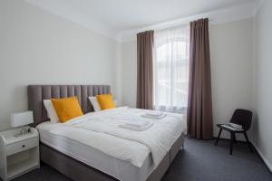 een slaapkamer met een groot bed en een raam bij LAIMA RENDEZVOUS APARTMENTS in Rīga