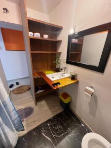 La salle de bains est pourvue d'un lavabo et d'un miroir. dans l'établissement Suite ultra moderne Wi-Fi, à Yaoundé