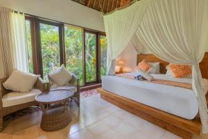 Postel nebo postele na pokoji v ubytování Gopala Villa Ubud + 37 fotografií