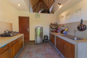 Kuchyň nebo kuchyňský kout v ubytování Gopala Villa Ubud