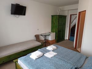 una habitación con 2 camas y una mesa con toallas en Pension Hluboká, en Hluboká nad Vltavou