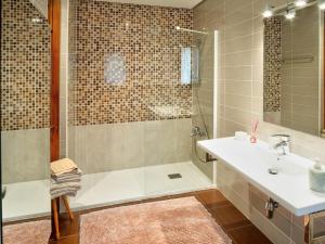 een badkamer met wastafel en douche bij Casa Rompeolas - Monabri in Suances +37 foto's