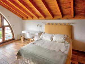een slaapkamer met een bed en een bureau erin bij Casa Rompeolas - Monabri in Suances