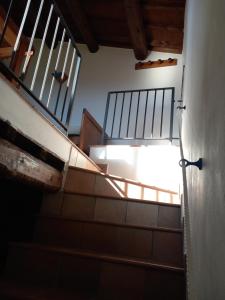 eine Reihe von Treppen in einem Gebäude mit Licht unten in der Unterkunft Antico Borgo Carceri & Wellness in Bevagna
