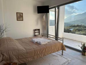 Tempat tidur dalam kamar di Rouvas Villas