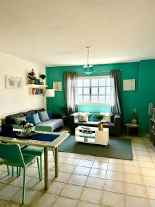 uma sala de estar com um sofá e uma mesa em Sunset View Balcon del Atlantico fase IV in Torviscas em Adeje
