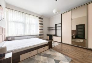 Llit o llits en una habitació de Dom & House - Apartamenty Zabi Kruk