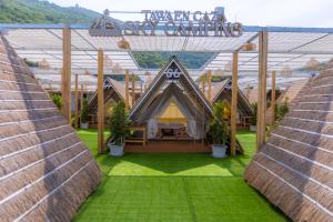 Tawaen Caza Sky Camping في كو لان: خيمة لحضور حفل زفاف مع باركيه