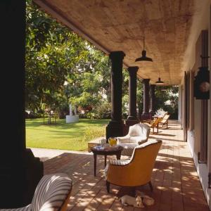 un patio al aire libre con sillas y mesa en Maison Couturier, San Rafael, a Member of Design Hotels, en San Rafael