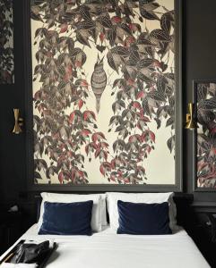 una camera da letto con un grande dipinto di uccelli sul muro di Roma Luxus Hotel a Roma