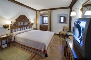 A television and/or entertainment centre at Parador de Plasencia