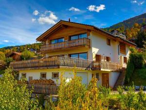 ナンダにあるAxaari - VIEW & SUNNY chalet 10 persの屋上にバルコニーがある大きな家