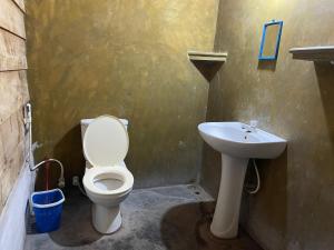 łazienka z toaletą i umywalką w obiekcie araliya villa w mieście Kalpitiya