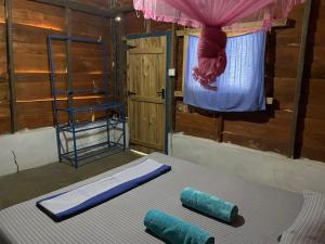 Zimmer mit einem Bett, einem Vorhang und einem Fenster in der Unterkunft araliya villa in Kalpitiya