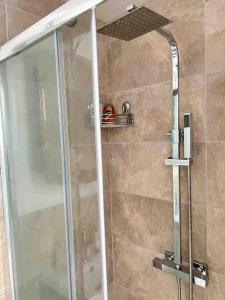 um chuveiro com uma porta de vidro na casa de banho em Bournemouth. Private Self Contained space. em Bournemouth