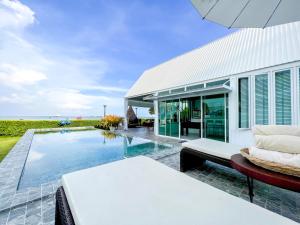 a villa with a swimming pool and a house at One Villa Samaesarn in Ban Samae San +31 photos