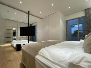 Ho-mu的住宿－里白民宿，一间卧室配有两张床和一台平面电视