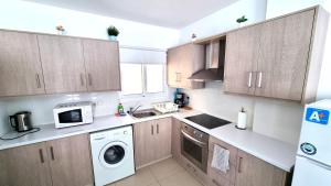 Η κουζίνα ή μικρή κουζίνα στο City Center: Your Urban Retreat- 100m to the beach