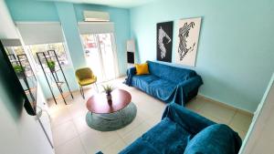 Χώρος καθιστικού στο City Center: Your Urban Retreat- 100m to the beach